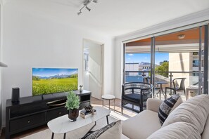 Smart TV - Bright 2-Bed Surry Hills Apartment with Balcony (Surry Hills)