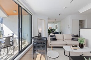 Smart TV - Bright 2-Bed Surry Hills Apartment with Balcony (Surry Hills)