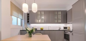 Private kitchen - Sun-Splashed Sanctum w/ Green Patio, Acropolis (Athens)