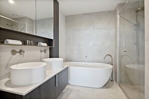 Shower, hair dryer, towels - Stylish City-View Apartment with Amenities (Alphington)