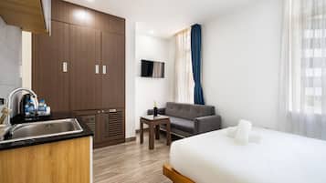 Quarto casal luxo | Escrivaninha, espaço de trabalho para notebook, cortinas blackout