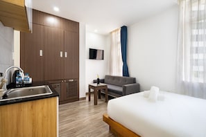 Deluxe Double Room | Meja, ruang kerja komputer riba, langsir/tirai gelap terus