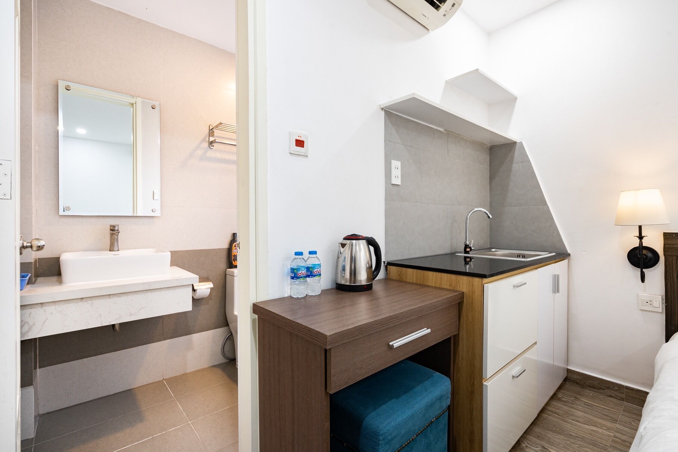 Deluxe Double Room | Bathroom | Slippers