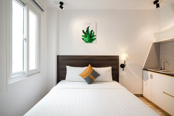 Bureau, espace de travail pour ordinateur portable, rideaux occultants