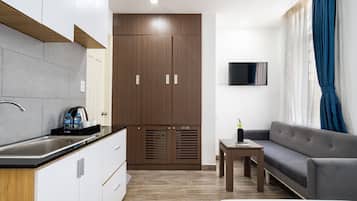 Quarto casal luxo | Escrivaninha, espaço de trabalho para notebook, cortinas blackout