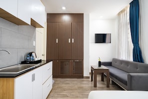 Deluxe Double Room | Meja, ruang kerja komputer riba, langsir/tirai gelap terus