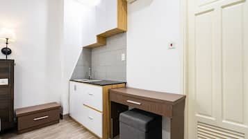 Quarto casal luxo | Escrivaninha, espaço de trabalho para notebook, cortinas blackout