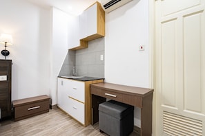 Deluxe Double Room | Meja, ruang kerja komputer riba, langsir/tirai gelap terus