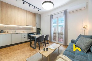 Um apartamento moderno com cozinha, sala de jantar e sala de estar.
