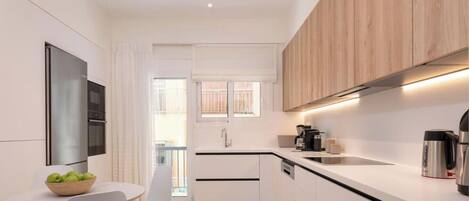 Refrigerador, microondas, horno y parrilla de estufa