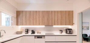 Fridge, microwave, oven, stovetop - Radiant 3BR in Pireas: Near Marina Zeas & Metro! (Piraeus)