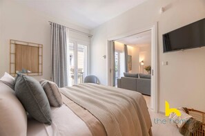 Desk, iron/ironing board, free WiFi, bed sheets - Radiant 3BR in Pireas: Near Marina Zeas & Metro! (Piraeus)