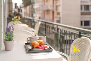 Outdoor dining - Radiant 3BR in Pireas: Near Marina Zeas & Metro! (Piraeus)