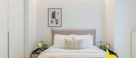 Skrivbord, strykjärn/strykbräda, wi-fi och sängkläder