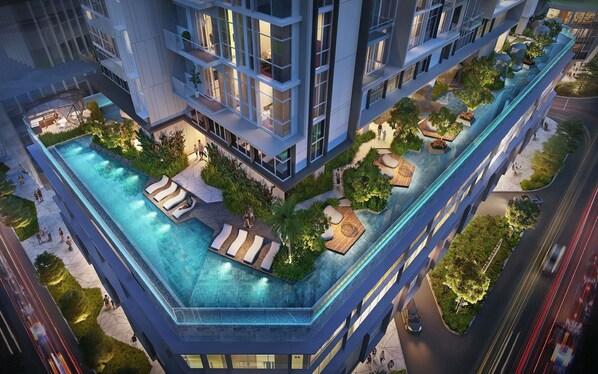 Una piscina al aire libre