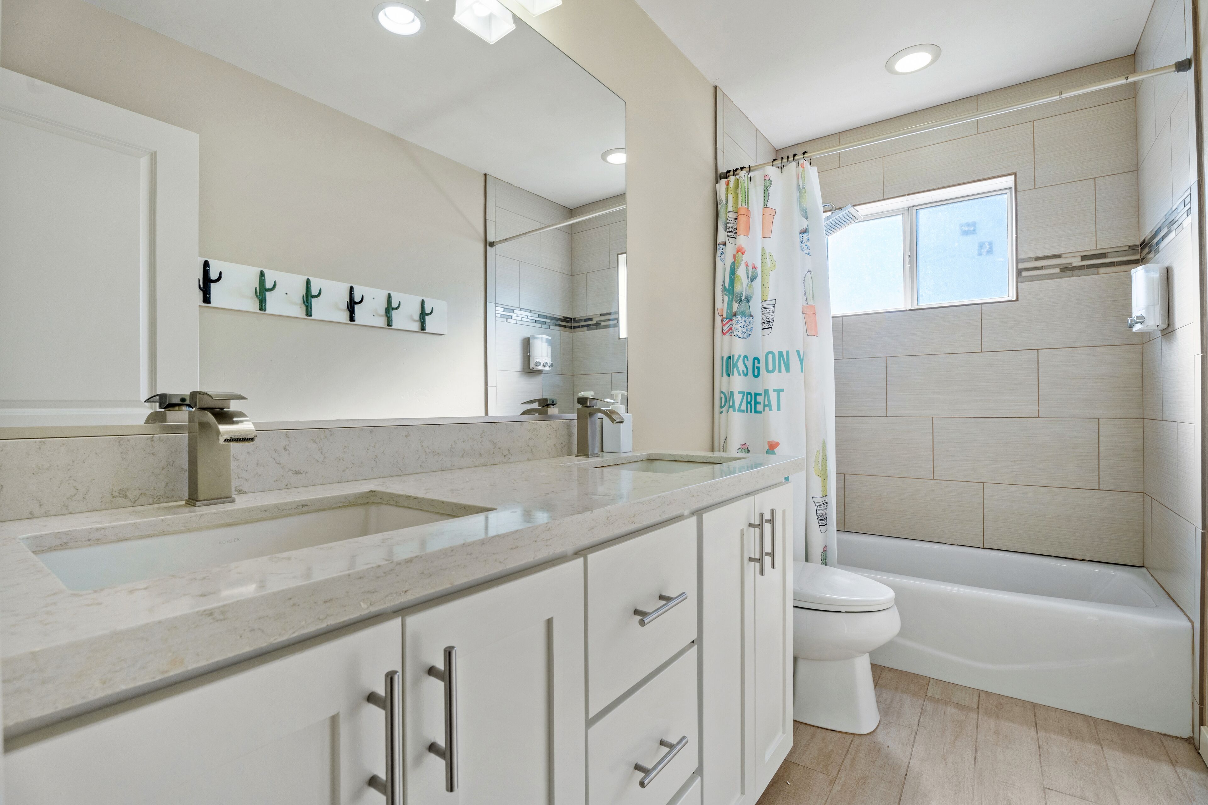 Un baño con un lavabo grande, espejo, inodoro y bañera.