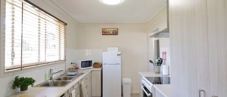 Køleskab, mikrobølgeovn, ovn, kogeplade