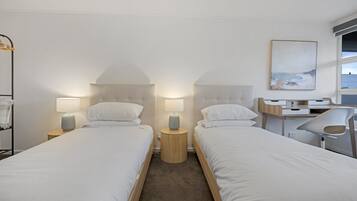 Desk, iron/ironing board, Internet, bed sheets