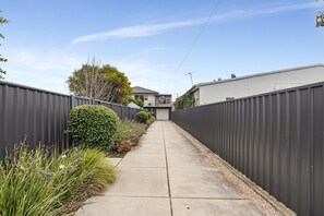 Property grounds - 3-Bed Campbelltown Stay with Private Balcony (Campbelltown)