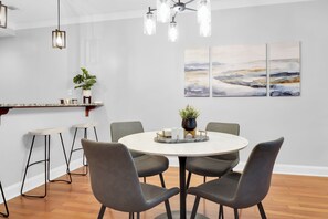 Dining - 13 Condos in the Historic District | Entire Building | The Juliette by AvantStay (Savannah)