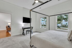 30 bedrooms, desk, iron/ironing board, free WiFi - 13 Condos in the Historic District | Entire Building | The Juliette by AvantStay (Savannah)