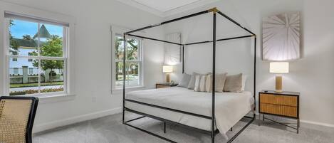 Skrivebord, strykejern/-brett, wi-fi (inkludert) og sengetøy