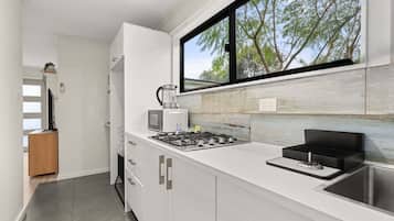 Fridge, microwave, stovetop, dishwasher