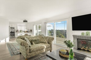 Smart TV, fireplace - Spacious Hilltop Home + Firepit + Expansive Patio + Canyon Views | Vista del Sol (San Diego)