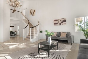 Smart TV, fireplace - Spacious Hilltop Home + Firepit + Expansive Patio + Canyon Views | Vista del Sol (San Diego)