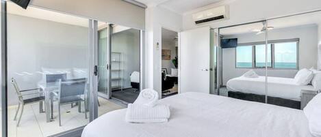 Escritorio, tabla de planchar con plancha, internet y ropa de cama