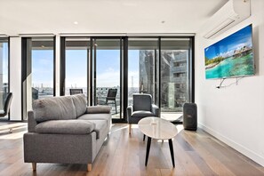 Smart TV - Bright 2-Bed Retreat with Pool, Gym & Sauna Access (Docklands)