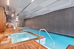 Indoor pool - Bright 2-Bed Retreat with Pool, Gym & Sauna Access (Docklands)