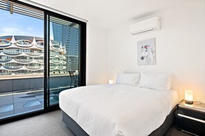 2 bedrooms, iron/ironing board, Internet, bed sheets - Bright 2-Bed Retreat with Pool, Gym & Sauna Access (Docklands)