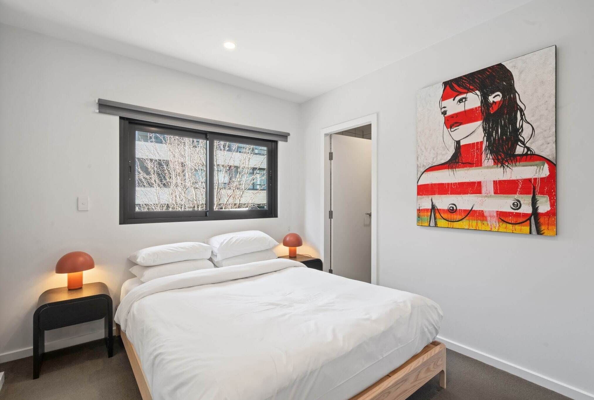 Een bureau, een strijkplank/strijkijzer, internet, beddengoed