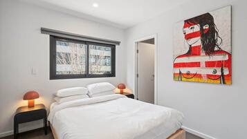 Skrivebord, strygejern/strygebræt, internetforbindelse, sengetøj