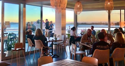Sunset Sisters - Lakefront Villas - Forster