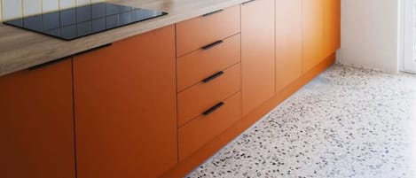 Coffee/tea maker, fridge, oven, stovetop
