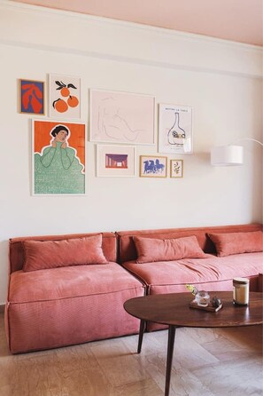 TV - Vibrant Retreat Funky Style & Acropolis View! (Athina)