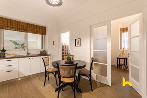 Interior - Modern Family Apt with Courtyard near Acropolis! (Athina)