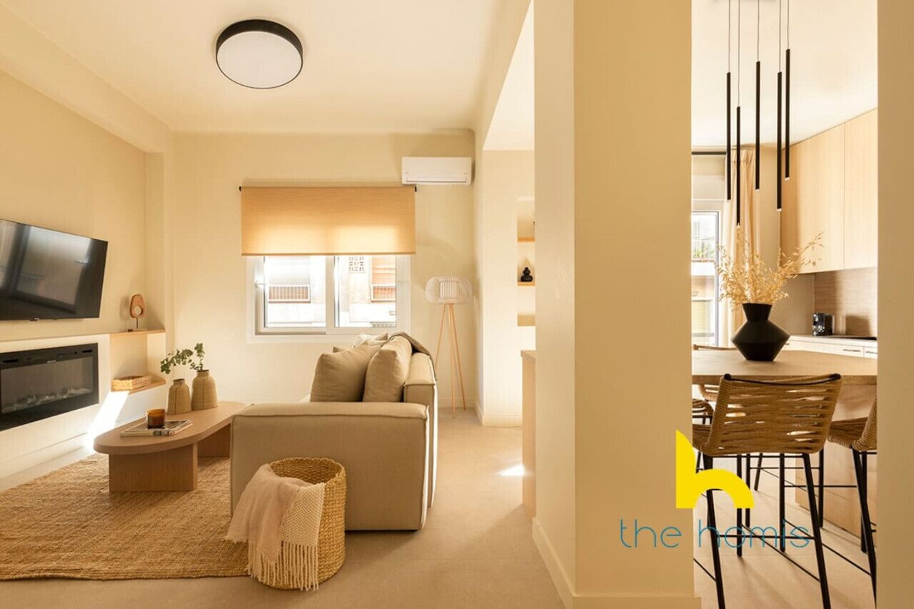 TV connectée, cheminée, livres