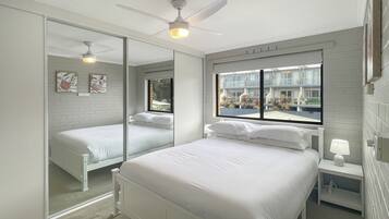 2 dormitoris, planxa i posts de planxar i un bressol de viatge