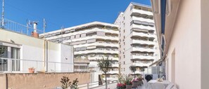 Outdoor dining - Upscale central APT, Patio near Hospitals & Metro (Μενεμένη)