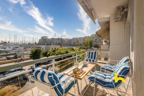Property grounds - Marina View Haven: King Beds & Cosy Fireplace! (Pireas)