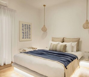 Escritorio, tabla de planchar con plancha, wifi gratis y ropa de cama 