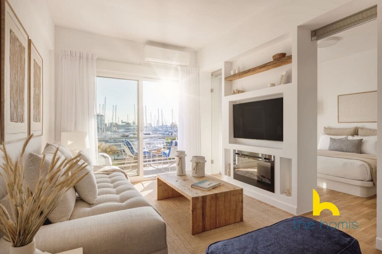 TV connectée, cheminée, livres