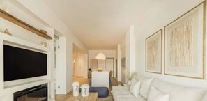Smart TV, chimenea y libros 