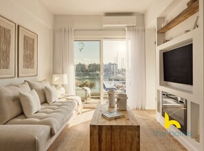 Smart TV, fireplace, books - Marina View Haven: King Beds & Cosy Fireplace! (Pireas)