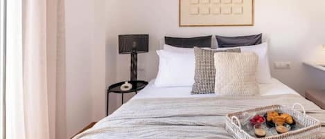1 habitación, tabla de planchar con plancha, wifi gratis y ropa de cama