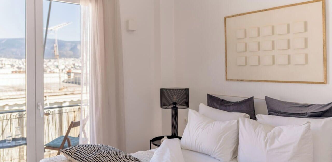 مكتب ومكواة/لوح كي وواي فاي وملاءات أسرّة