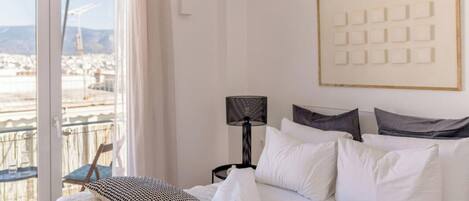 Desk, iron/ironing board, WiFi, bed sheets